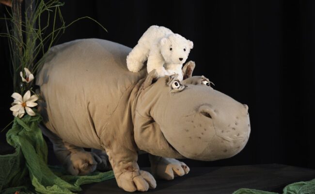 Eisbär mit Hippo alleine_Theater in der Badewanne